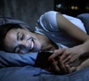 Egal, ob wir auf Social Media surfen oder SMS beantworten: Die meisten sind bis kurz vor dem Schlafengehen noch am Handy. Doch das kann unseren Augen schaden!