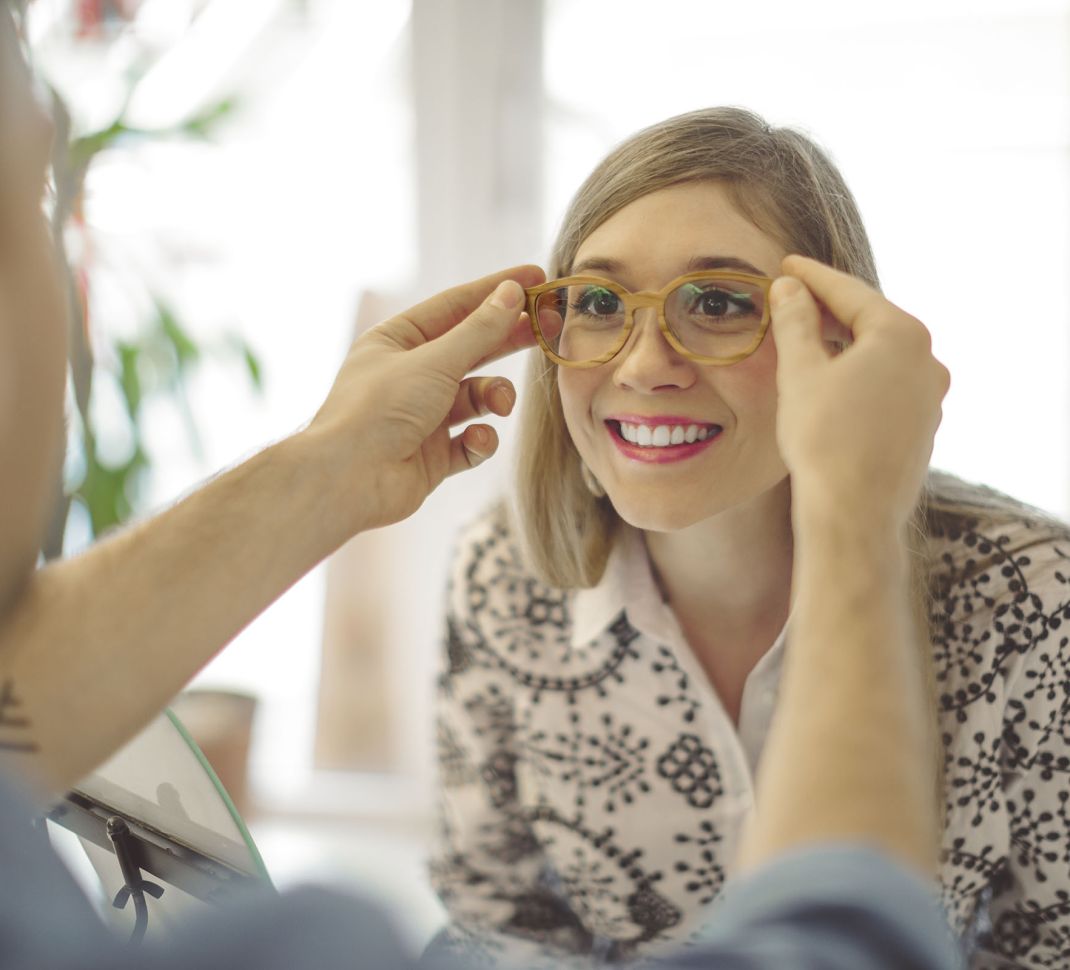 Sehtest - Brillenanpassung - Dynoptic - Optiker - Optiker Schweiz - Brillen - Sonnenbrillen - Kontaktlinsen - Linsenmittel - Pflegemittel - Herrenbrillen - Damenbrillen - Kinderbrillen - Lesebrillen - Blaufilter-Brillen - Opticiens - Opticiens Suisse - Lunettes - Lunettes de soleil - Lentilles de contact - Produits de soin - Lunettes Hommes - Lunettes Femmes - Lunettes Enfants - Lunettes de Lecture - Lunettes à Filtre Bleu - Ottico - Ottico Svizzera - Occhiali - Occhiali da sole - Lenti a contatto - Prodotti per la cura - Occhiali da uomo - Occhiali da donna - Occhiali per bambini - Occhiali da lettura - Occhiali con filtro blu Sehtest - Brillenanpassung - Dynoptic - Optiker - Optiker Schweiz - Brillen - Sonnenbrillen - Kontaktlinsen - Linsenmittel - Pflegemittel - Herrenbrillen - Damenbrillen - Kinderbrillen - Lesebrillen - Blaufilter-Brillen - Opticiens - Opticiens Suisse - Lunettes - Lunettes de soleil - Lentilles de contact - Produits de soin - Lunettes Hommes - Lunettes Femmes - Lunettes Enfants - Lunettes de Lecture - Lunettes à Filtre Bleu - Ottico - Ottico Svizzera - Occhiali - Occhiali da sole - Lenti a contatto - Prodotti per la cura - Occhiali da uomo - Occhiali da donna - Occhiali per bambini - Occhiali da lettura - Occhiali con filtro blu