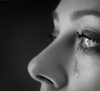 Quelle que soit la raison des pleurs: les larmes font toujours du bien à nos yeux. Pourquoi en est-il ainsi ? Pour en savoir plus, consultez le blog!