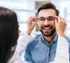 Dans cet article de blog, Dynoptic s’est penché sur les opticiens en ligne et les magasins d’optique spécialisés et vous révèle tout sur l’achat de lunettes! 